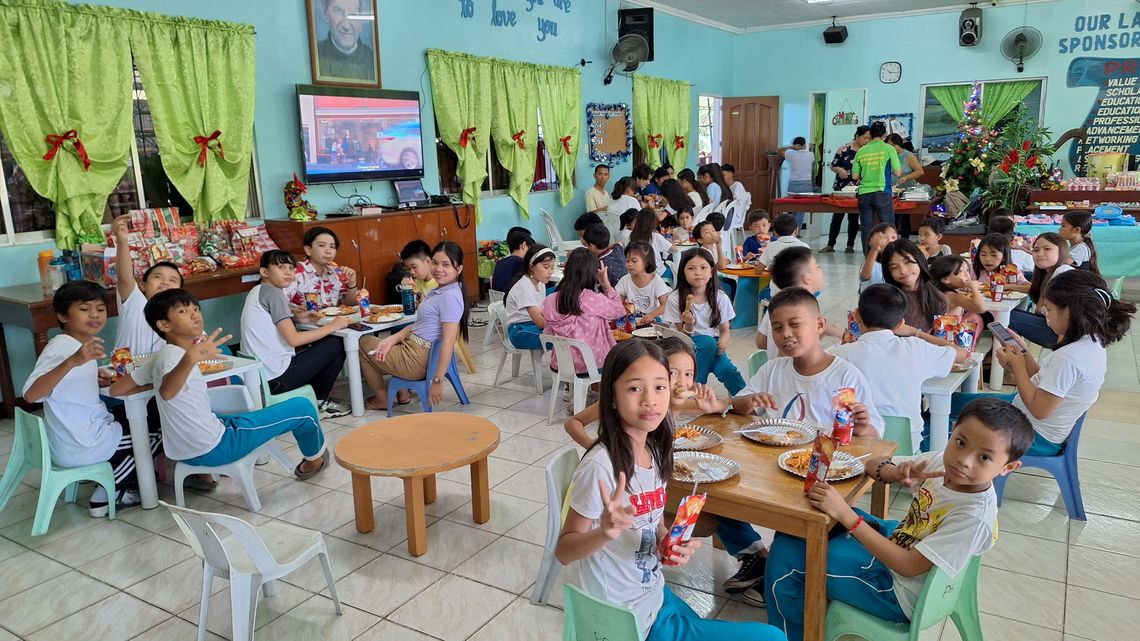 Die Mädchen und Jungen bekommen im Kinder- und Jugendzentrum ein Mittagessen.